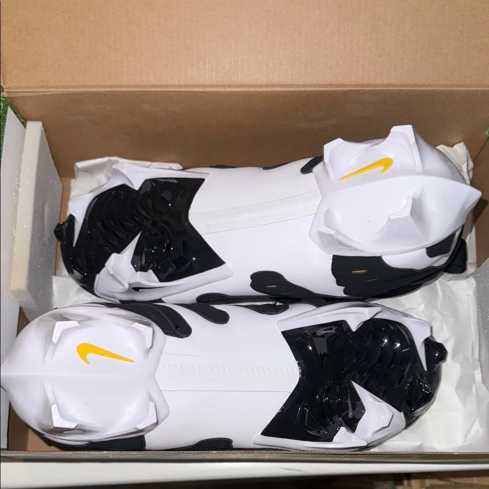 Nike Black and White Diamond Turf 96 TD football cleats - Picture 3 of 4